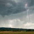 Izdat žuti meteoalarm: Oko 30.000 udara groma pogodilo Veliku Britaniju