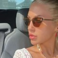 Žena Sergeja Trifunovića ima dekolte do pupka, a uslikala se odozdo: Vruće slike iz auta, haljina providna