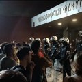 Ponovo okupljanje ispred Filozofskog fakulteta u Novom Sadu, raspoređena i policija