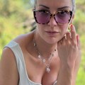 Pevačica rodila bliznakinje u 38. godini, sad pozira u garaži i priznaje: "Pustiću da priroda uradi svoje, u međuvremenu da se…