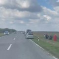 Saobraćajka kod bavaništa: Auto sleteo s puta u kanal, povređene dve žene (video)