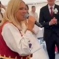 Trudna Milica Todorović zapevala pod šatorom: U narodnoj nošnji na privatnoj proslavi izašla iz ilegale (Video)
