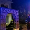 Poznat uzrok požara u Kaluđerici: Vatrogasci spasili baku iz kuće u plamenu, zadobila opekotine