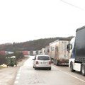 Gužve na administrativnom prelazu Merdare ne prestaju, robe vredne milione stoje, kamioni u koloni
