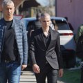 Vojaž u crnom odelu stigao na sahranu brata Darka Lazića: Žena našeg poznatog pevača došla sa njim