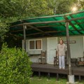 Ако сте се упутили на викендицу, ово је све што вам треба: Од овог природног раствора биље и цвеће ниче ко лудо