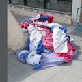 Zakon zabranjuje da zastava dodiruje tlo: šta se jutros dogodilo u centru Lazarevca?