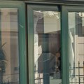 Prve fotografije restorana na Vračaru nakon demoliranja: Razbijen izlog, ali lokal radi