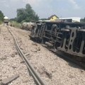 Prevrnule se cisterne na pruzi Ruma – Šabac kod Klenka (FOTO)