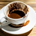 Bacate talog od kafe? Pravite veliku grešku, ove biljke uz njega rastu kao iz vode!