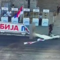 Incident kod Plavog mosta: Maloletnik pocepao zastave i baner SNS-a