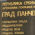 Poverenik SNS tokom sednice skupštine Pančeva nosio majicu s likom odbornice ZLF i uvredljivom i seksističkom porukom