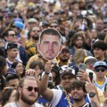 Šampionska parada u Denveru Košarkaši proslavili istorijsku titulu sa navijačima, Jokić se obratio hiljadama ljudi, pa sve…