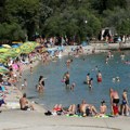 Užas na Jadranu: Žena umrla na plaži: Telo dopola prekrili peškirima, mnogi nisu ni primetili šta se dešava