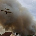 Dramatični snimci sa Jadrana: Požar se oteo kontroli, vatra zašla među kuće, sedam aviona se bori sa stihijom