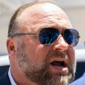 „10 milijardi migranata poslaće na Zapad da ga unište“, tvrdi Aleks Džouns! Ne, to su potpune izmišljotine