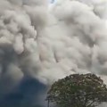 Užarena lava širi se ostrvom! Vulkan eruptirao 100 metara u vazduh, sela prekrio pepeo, a meštani spašavaju živu glavu…