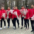 Osim što dobro igraju znaju biti i šarmantni: Fudbaleri kluba "Radnički" u Sremskoj Mitrovici delili cveće za Dan žena…