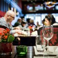 Restoran nudi besplatno vino ako se odreknete telefona tokom jela