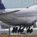 Avion se dva puta odbio od piste! Neverovatna scena na aerodromu: "Ovo je najgrublje sletanje koje smo ikada snimili!" (video)