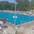 Počela besplatna škola plivanja na inđijskom bazenu
