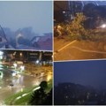 Oluja pravi haos U Beogradu Dramatični prizori: Sručio se jak pljusak, vetar obara drveće, ljudi beže sa ulica (video)