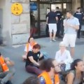 VIDEO: Demonstranti stigli ispred policijske stanice, čekaju da trojica aktivista budu saslušana