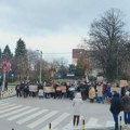 Petnaestominutna tišina i u Vranju: Blokada kod Pedagoškog FOTO