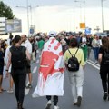 Policijski kordon blokirao „doček“ građana Novog Sada Vučiću kod mosta