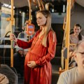 Čovek ustupio mesto trudnici, pa se šokirao onim što je usledilo: "Šta bi rekla njegova majka?"
