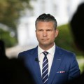 Puklo staklo: Avion američkog ministra odbrane prinudno sleteo u Veliku Britaniju