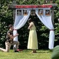 Romantična prosidba postala urnebesna zbog detalja na mladinoj ruci: Isplanirao sve do detalja, ali na jedno nije računao…