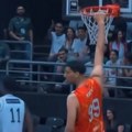 Koliki je ovaj čovek?! Nestvarno! Košarkaški div od 235 centimetara zapanjio svet! (video)