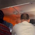 (Video) Panična borba na 10.000 metara visine! Vatra buknula iznad glava putnika, punjač izazvao haos u avionu: Ljudi skakali…