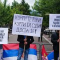 "Svi smo mi Radoš i Dušan", "Kurti te tuži, Kurti ti sudi": Poruke Srba na mirnom protestu u Zvečanu