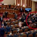 Makljaža na sednici albanskog parlamenta: Poslanici vlasti i opozicije ušli u žestoku raspravu, a onda nastao opšti metež…