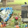 Vučić položio cveće u spomen-parku u Malom Orašju i na mestu ubistva u Duboni