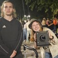 Jedinstvena ulična atrakcija. Mladi Rusi u Nišu kroz “novine” stvaraju uspomene