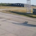 Drama na aerodromu Helikopter krenuo da se nekontrolisano okreće, usledio je jak sudar - izbegnut najgori scenario! (video)