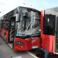 Jezivi prizori sudara na Novom Beogradu: Vozač autobusa pokosio sve na stanici, pa se zakucao u vozilo: Vatrogasci sekli…