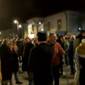 Grupa demonstranata nastavila protest u Čačku i razbili ulazna vrata zgrade gradske uprave