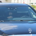 Uhvaćena: Pevačica nasred aerodroma razmenjivala strasti u skupom automobilu