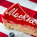 Moskva torta – kremasti klasik sa višnjama i ananasom