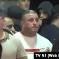 Osuđenik za ubistvo Brisa Tatona među pristalicama vlasti u noći sukoba u Beogradu