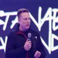 Tesla će uskoro dozvoliti vozačima da „pišu poruke dok voze“