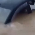 (Video) Vir umalo "usisao" automobil sa troje ljudi! Dramatični snimci iz Grčke: Bujice se slivale niz puteve, padalo drveće…