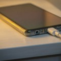 Da li stalno držanje Ajfona i Androida na punjaču može da nanese štetu uređaju