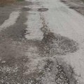 Читаоци јављају: Дечанска и попречне улице у рупама