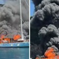 Panika na omiljenom ostrvu Srba: Crni dim kulja, a vatra guta sve pred sobom, turisti beže sa plovila (video)