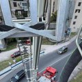(Foto, video) paraglajder se zaglavio u krošnji drveta! Neverovatna scena u Škaljarima: Spasioci hitno stigli na lice mesta